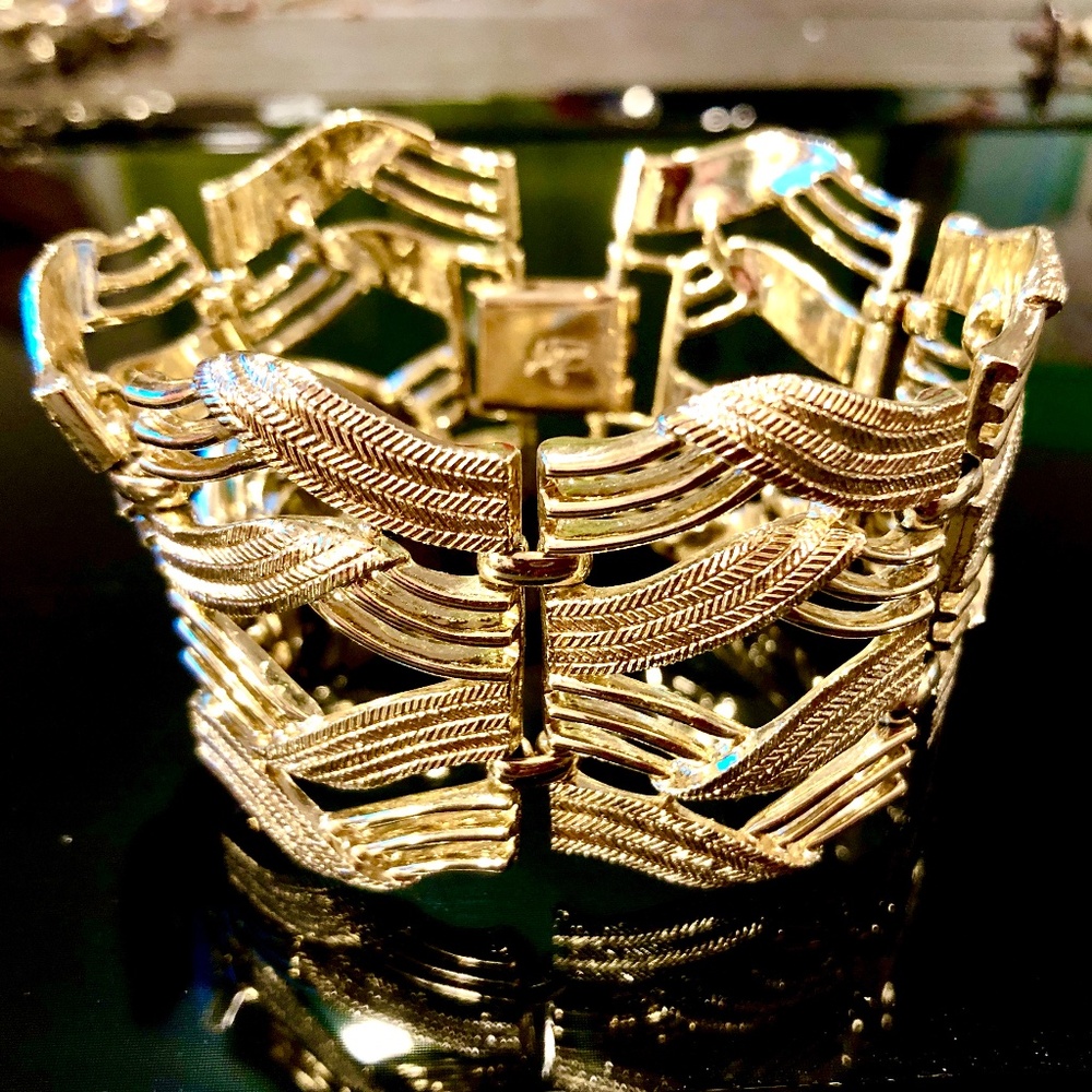 VTG 60s CORO PEGASUS Chunky Wide Gold Openwork Hinged Links Cuff Bracelet 7.25"